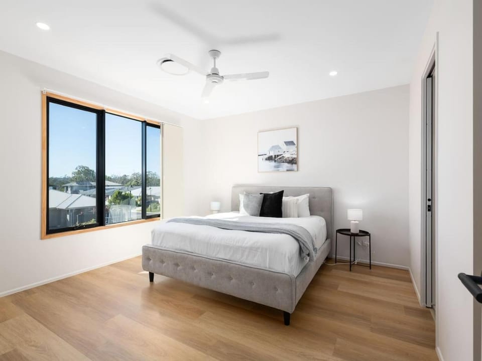 Spacious Modern 6BR Family Home in Pallara QLD House in Brisbane
