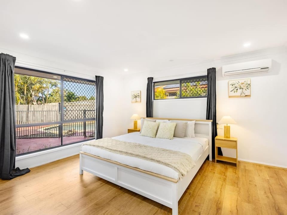 Spacious Home 4BR Retreat with Pool in Parkinson House in Brisbane