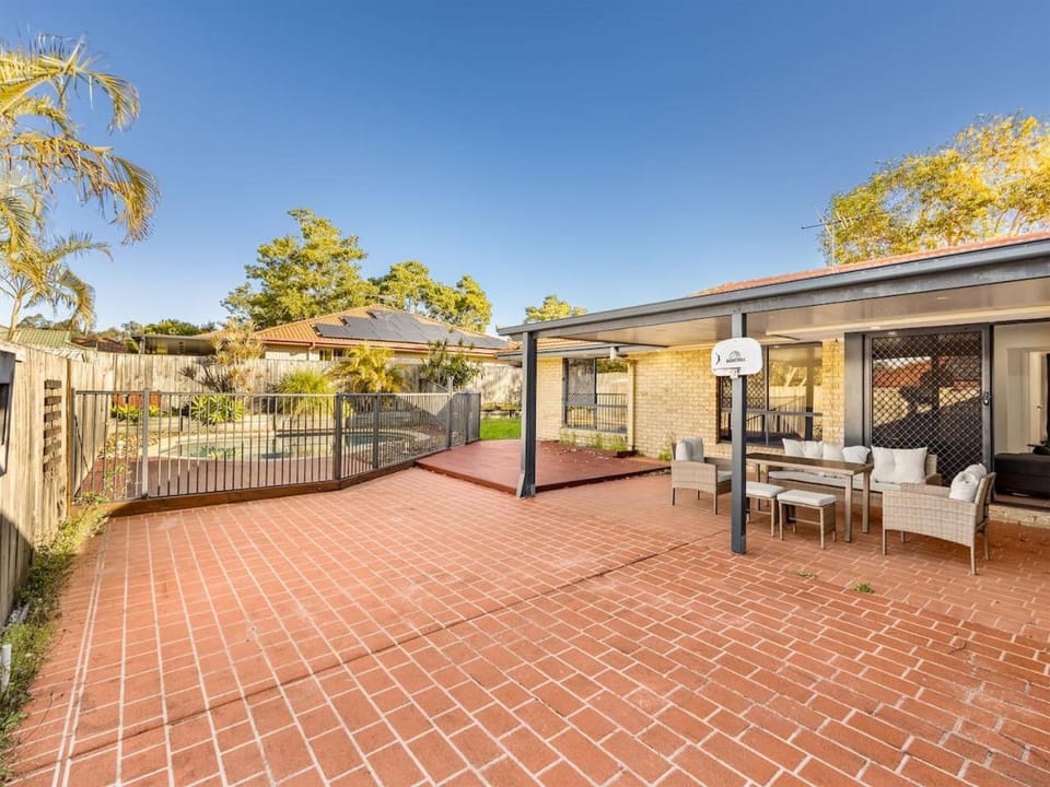 Spacious Home 4BR Retreat with Pool in Parkinson House in Brisbane