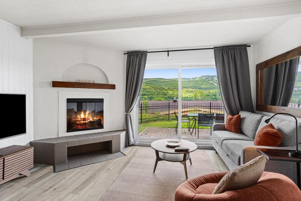 TV and multimedia, Balcony/Terrace, Living room, Mountain view