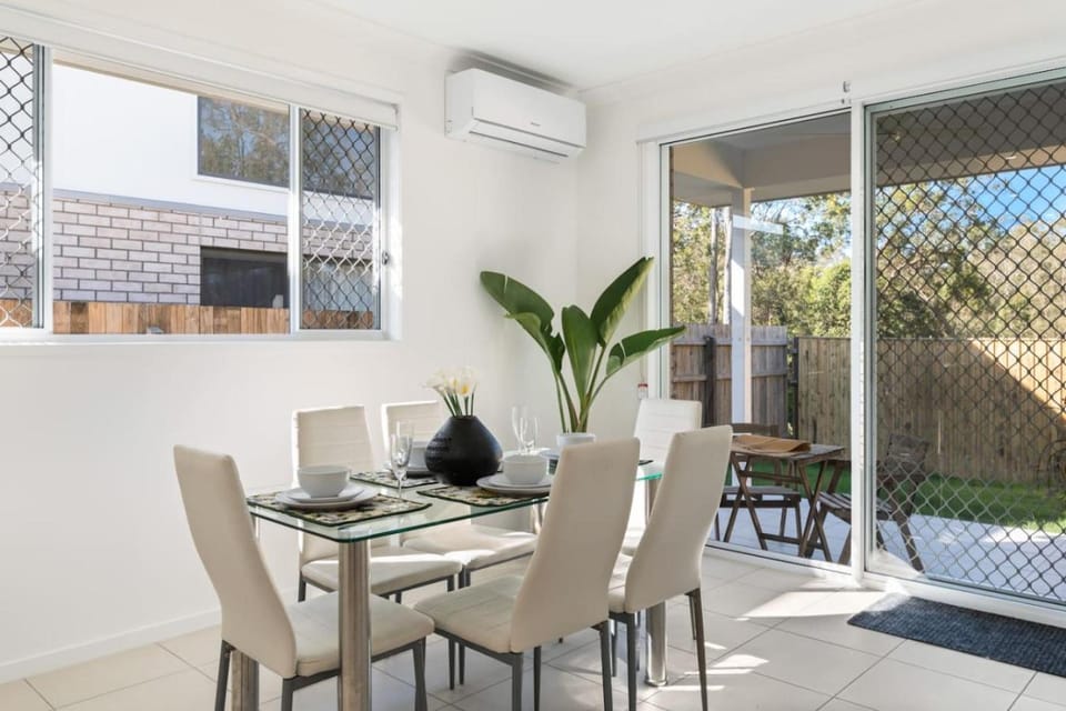 Modern 4BR Comfort in Quiet Park Ridge Location House in Brisbane