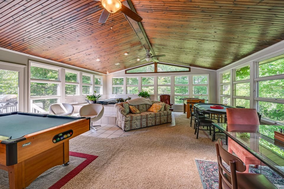 Golf Course Views & Games Galore - Vine Grove Gem! House in Indiana