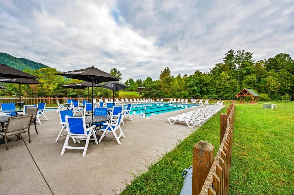 Family Cabin Views Fishing Pond Cabin in Sevier County