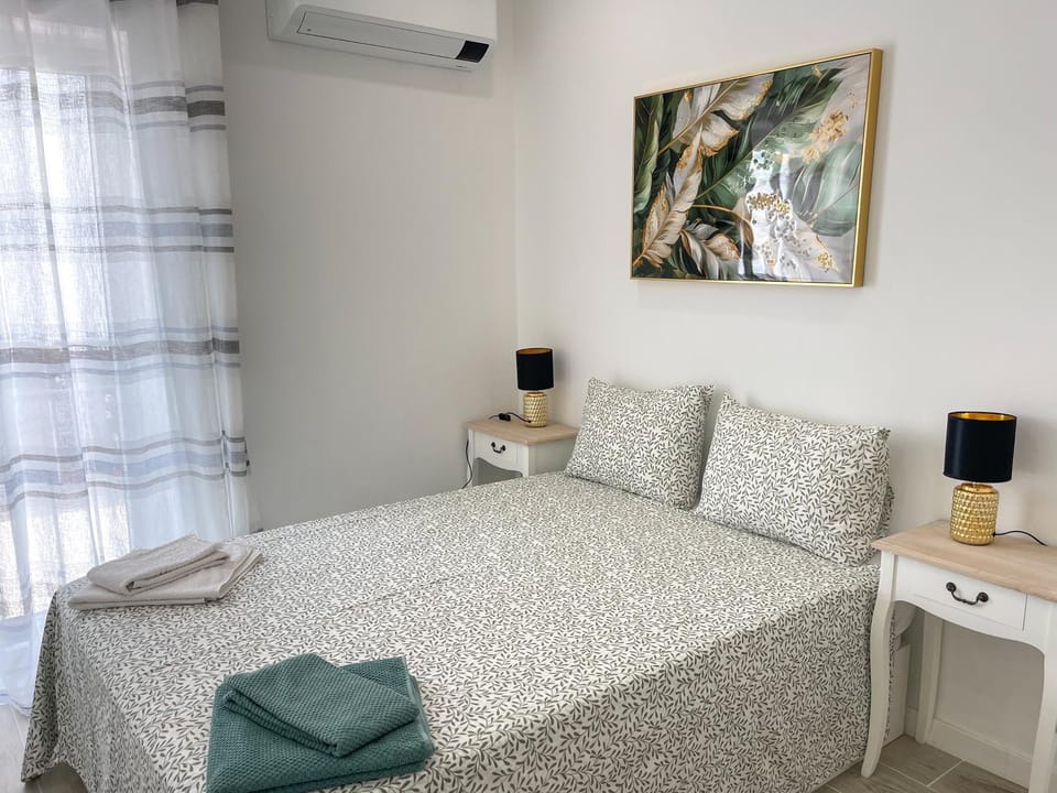 Bed, Bedroom, towels, air conditioner