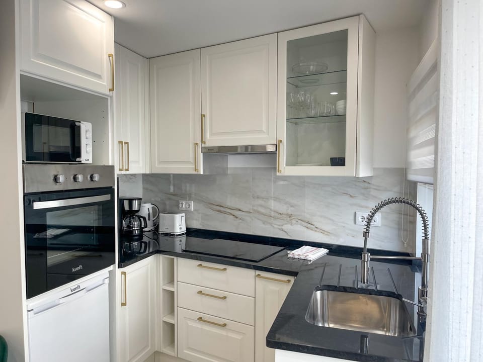 Coffee/tea facilities, Kitchen or kitchenette, oven, stove, toaster