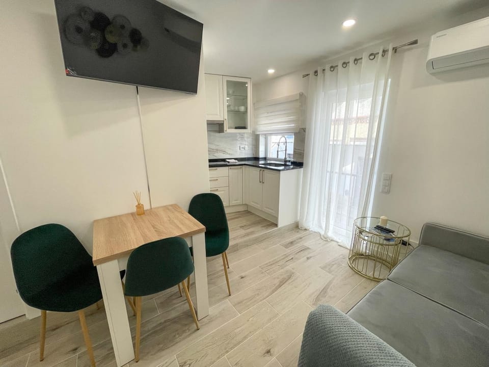 TV and multimedia, Kitchen or kitchenette, Living room, Seating area, Dining area, Evening entertainment, air conditioner