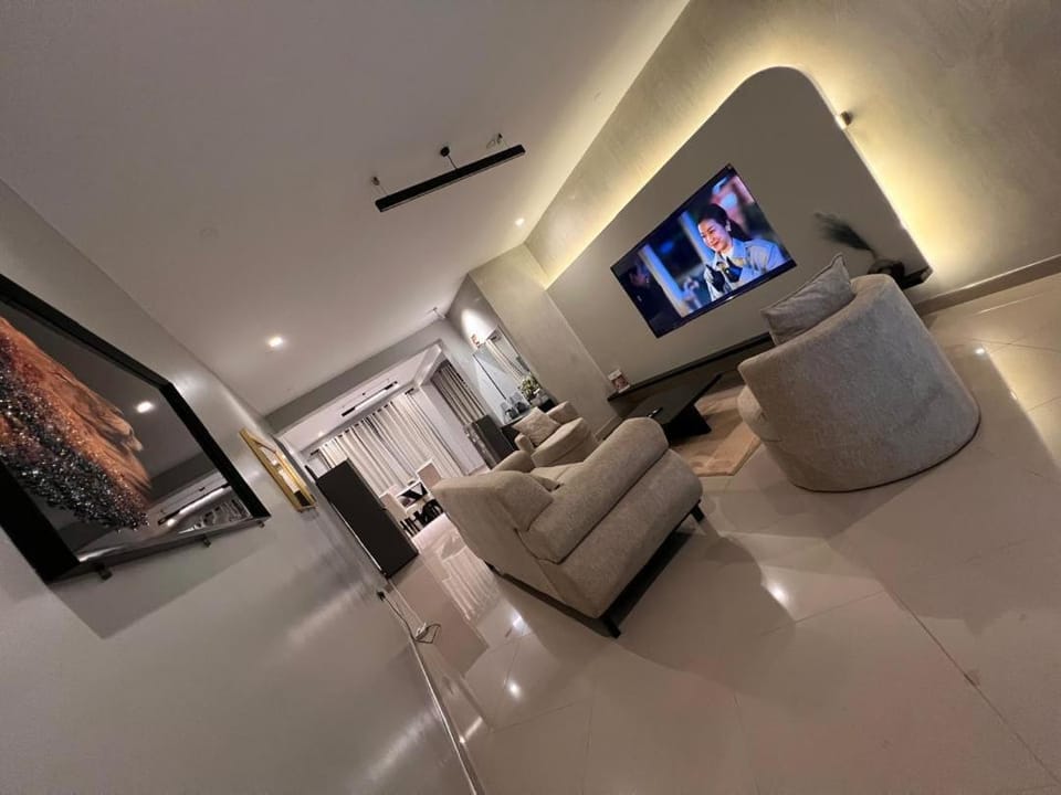 Communal lounge/ TV room, TV and multimedia, Living room, Photo of the whole room, Seating area, Evening entertainment