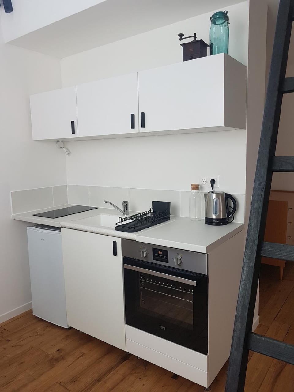 Coffee/tea facilities, Kitchen or kitchenette, stove, toaster