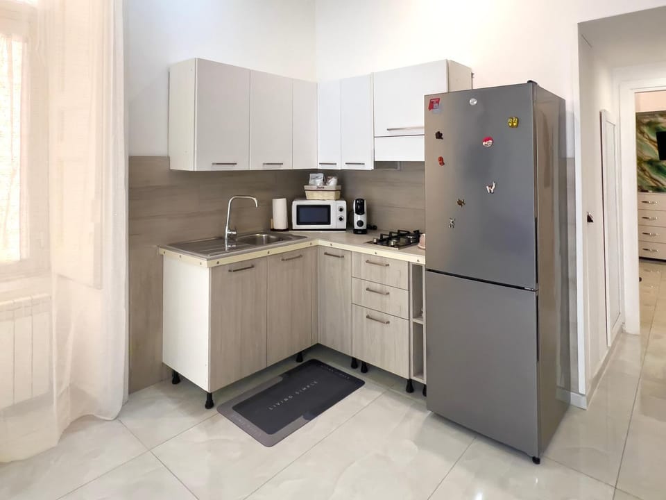 Coffee/tea facilities, Kitchen or kitchenette, microwave, stove, toaster