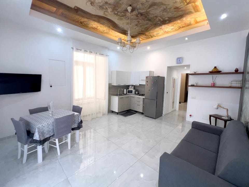 TV and multimedia, Kitchen or kitchenette, Living room, Seating area, Dining area