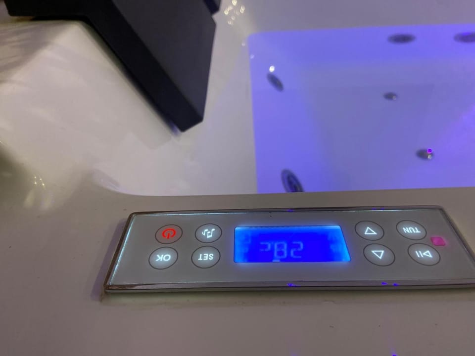 Hot Tub, Hot Tub