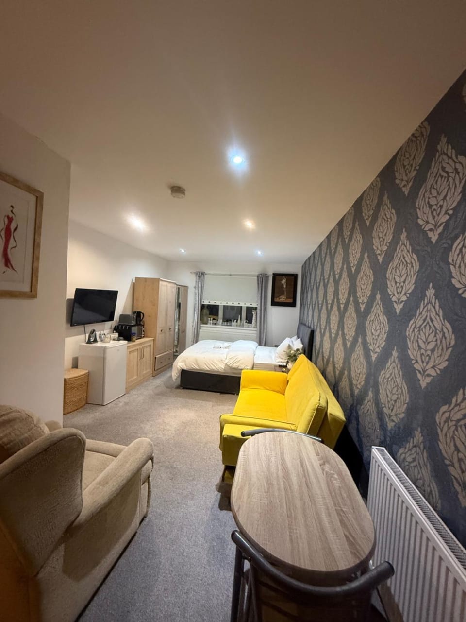 Bed, Photo of the whole room, Seating area, Bedroom