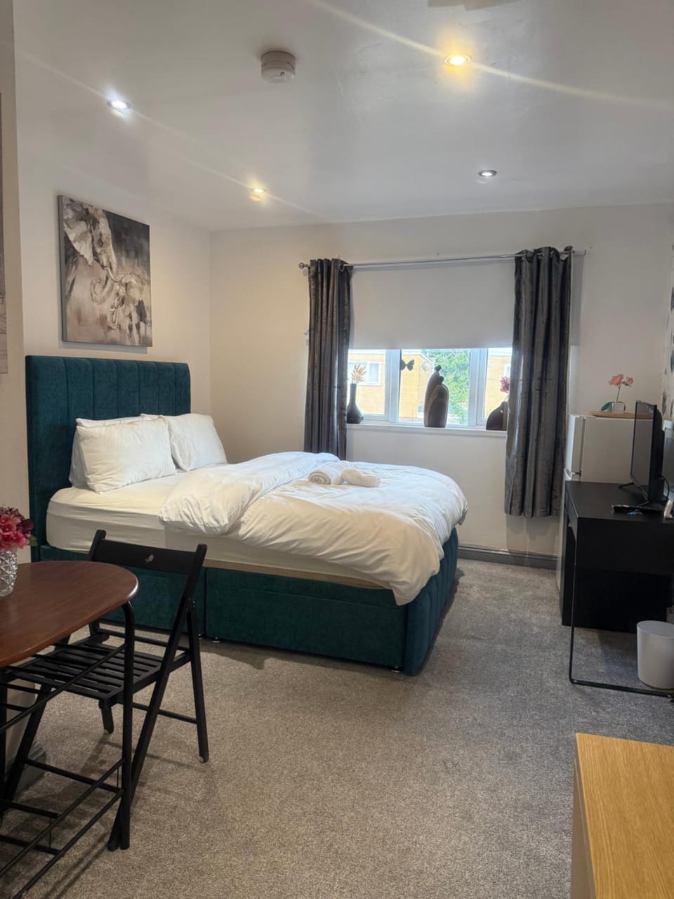 Bed, TV and multimedia, Living room, Photo of the whole room, Seating area, Bedroom, hair dresser