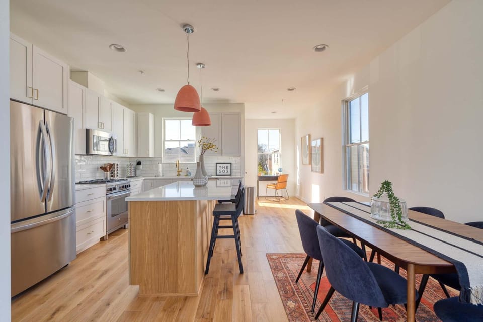Spacious 2BR - New Luxury Townhouse Stay House in Portland