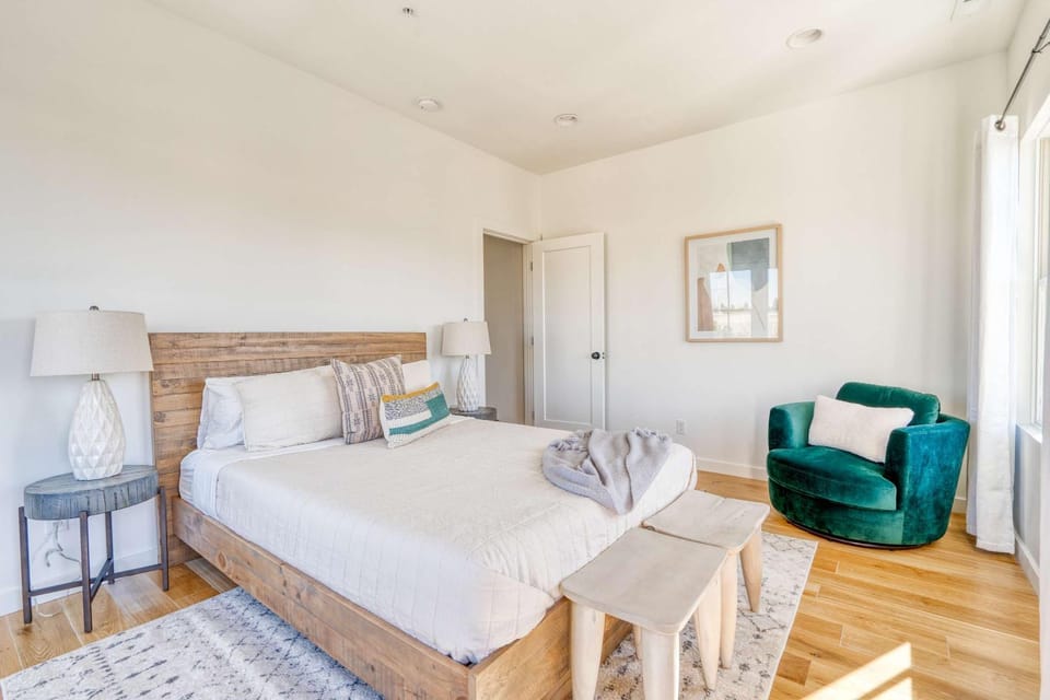 Spacious 2BR - New Luxury Townhouse Stay House in Portland