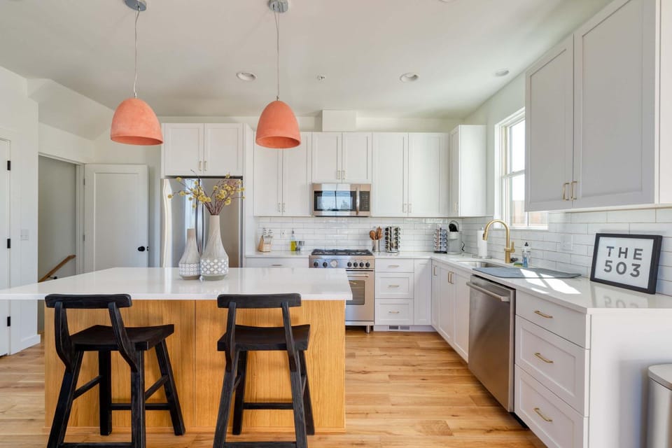 Spacious 2BR - New Luxury Townhouse Stay House in Portland