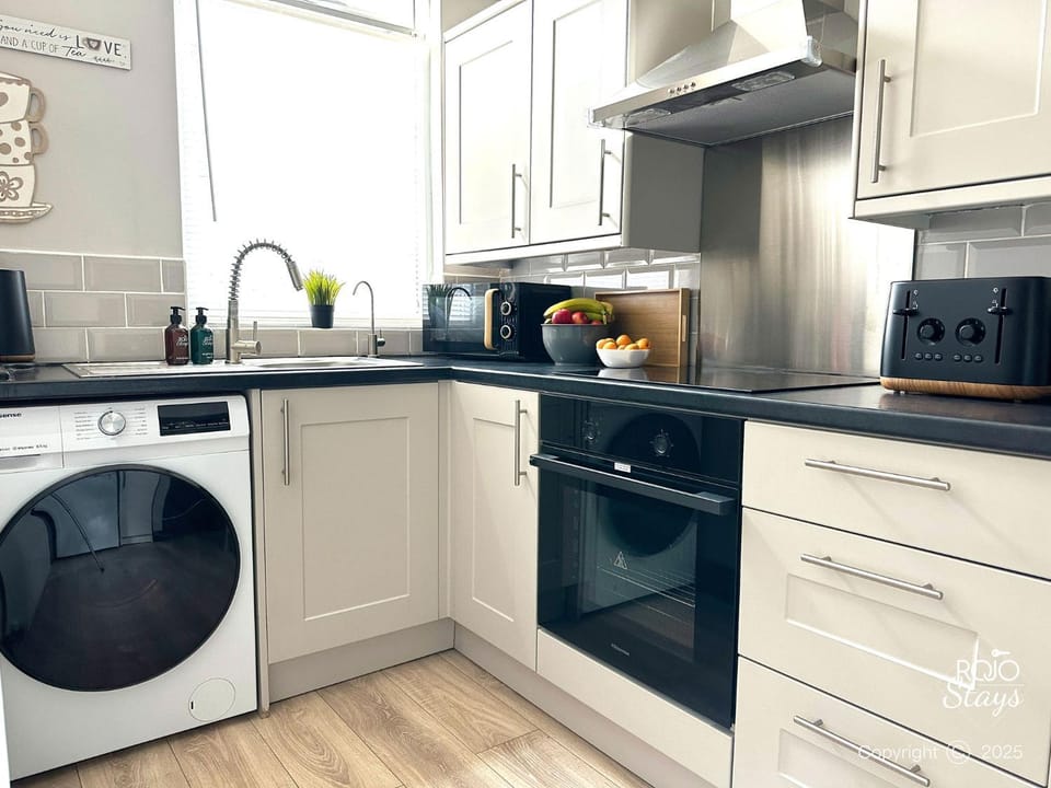 Coffee/tea facilities, Kitchen or kitchenette, oven, stove, toaster, washing machine, dryer