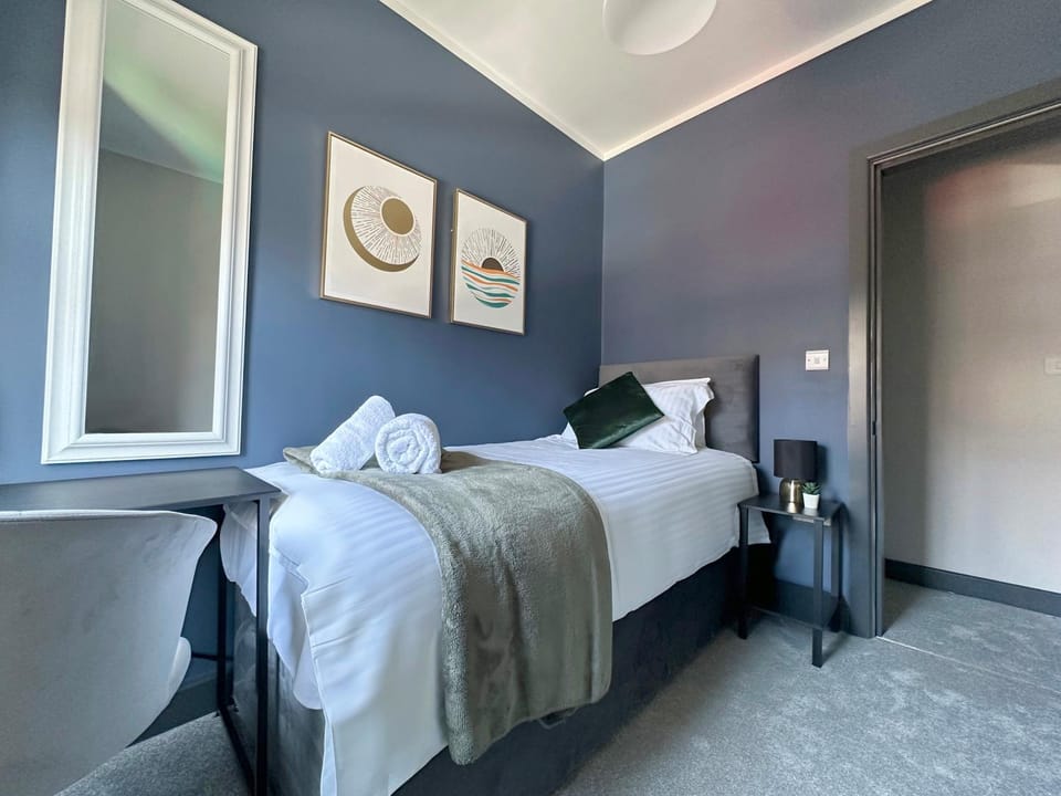 Bed, Photo of the whole room, Bedroom