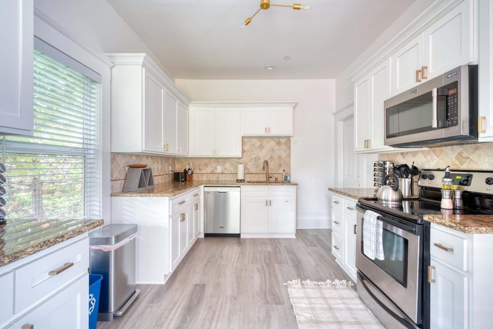 Eclectic 2BR - Victorian Charm - Steps to Fun House in Portland