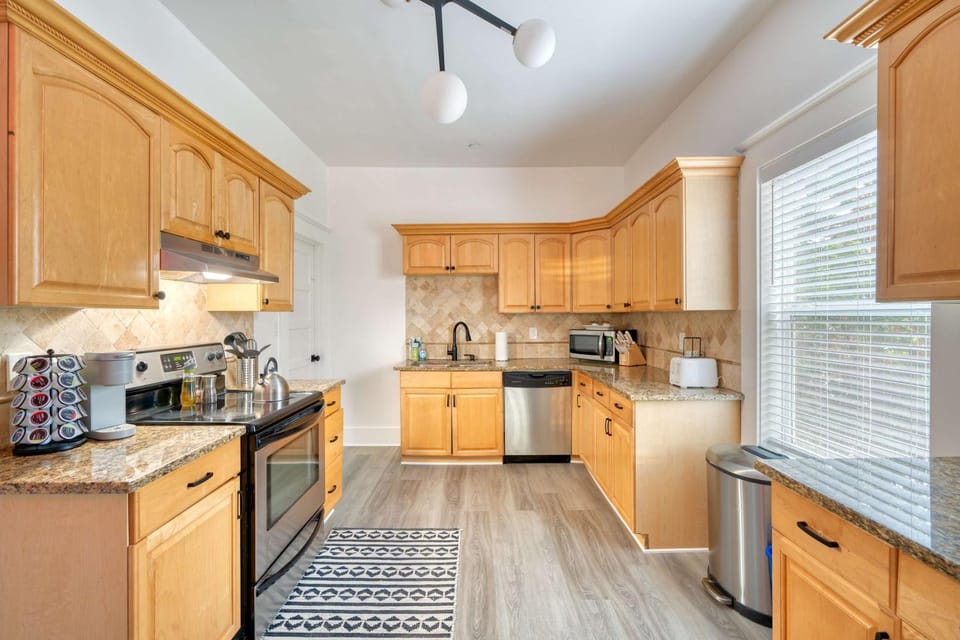 The 2BR Soul Lounge - 91 WalkScore House in Portland
