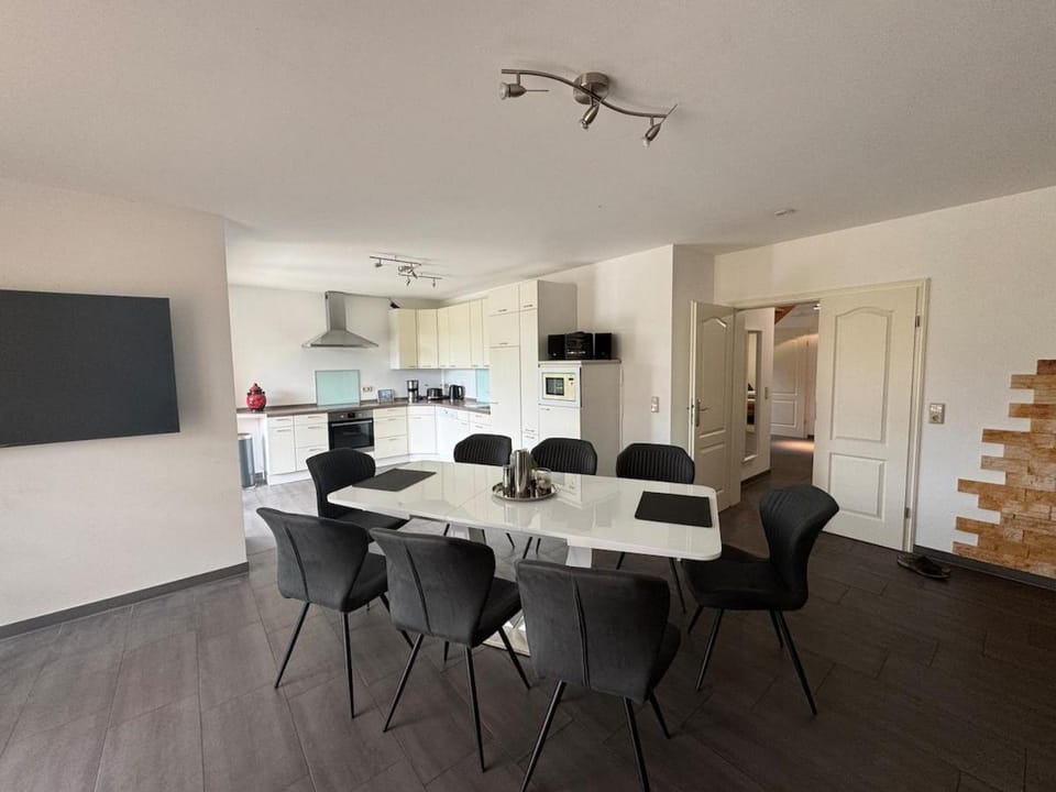 Kitchen or kitchenette, Seating area, Dining area