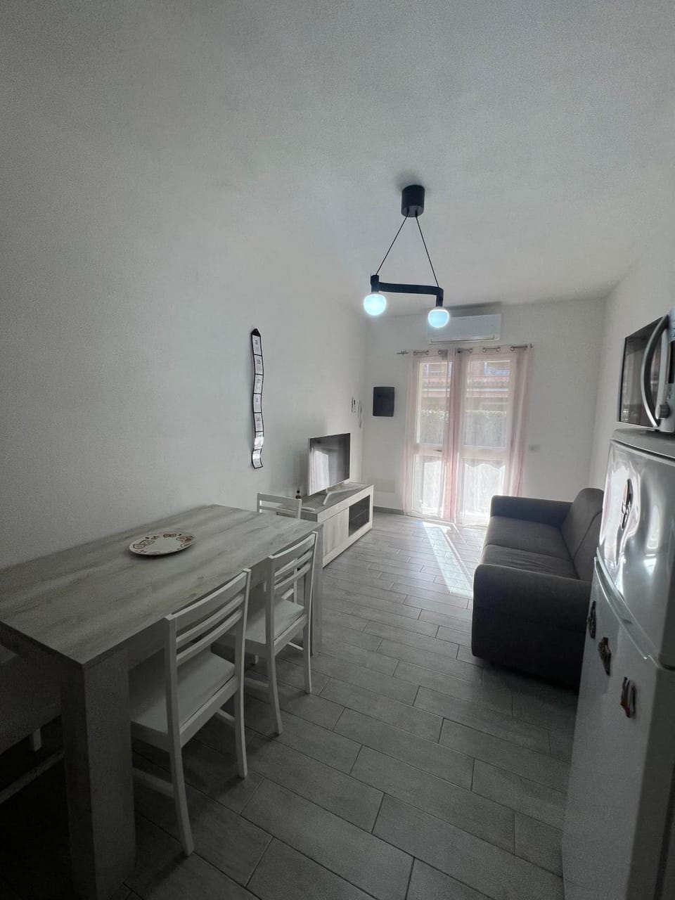 TV and multimedia, Living room, Seating area, Dining area