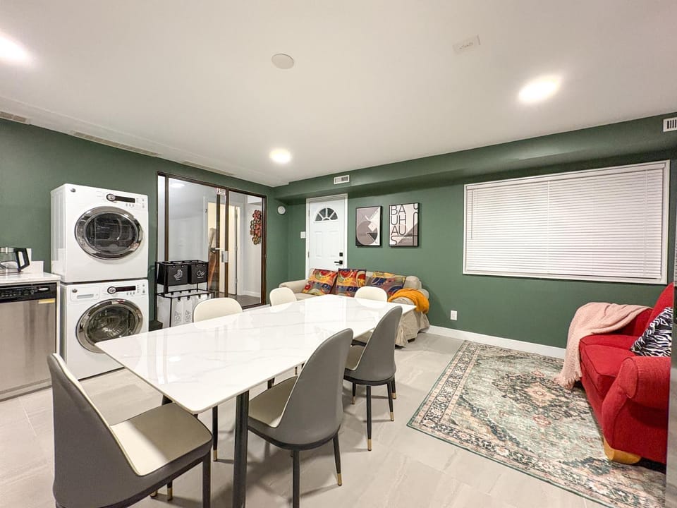 Living room, Seating area, Dining area, washing machine