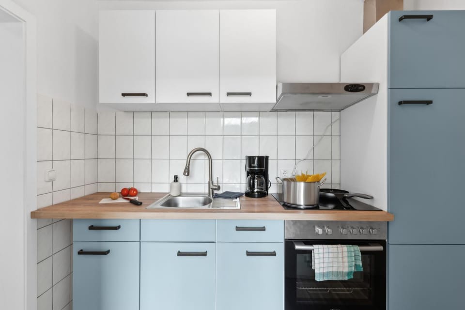 Coffee/tea facilities, Kitchen or kitchenette, stove, toaster