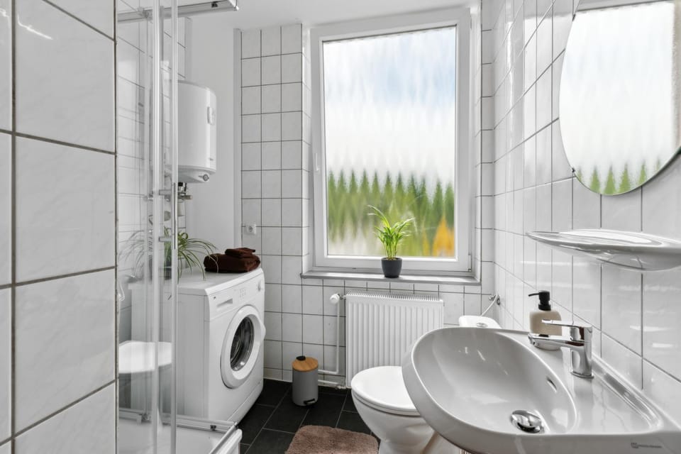 Shower, Toilet, Bath, towels