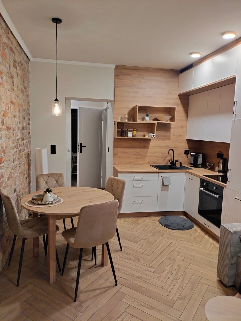 Coffee/tea facilities, Kitchen or kitchenette, Dining area, dishwasher, oven, stove, toaster