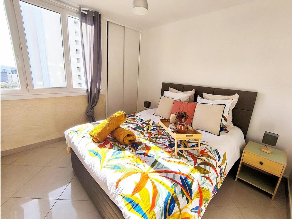 Bed, Photo of the whole room, Bedroom, towels