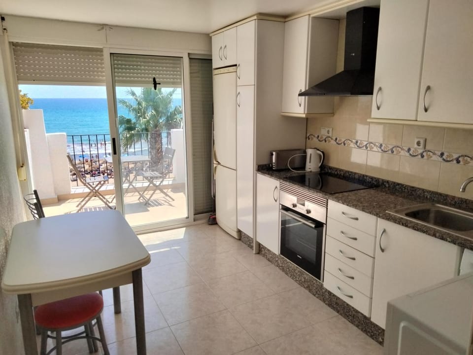 Balcony/Terrace, Kitchen or kitchenette, stove, kitchen