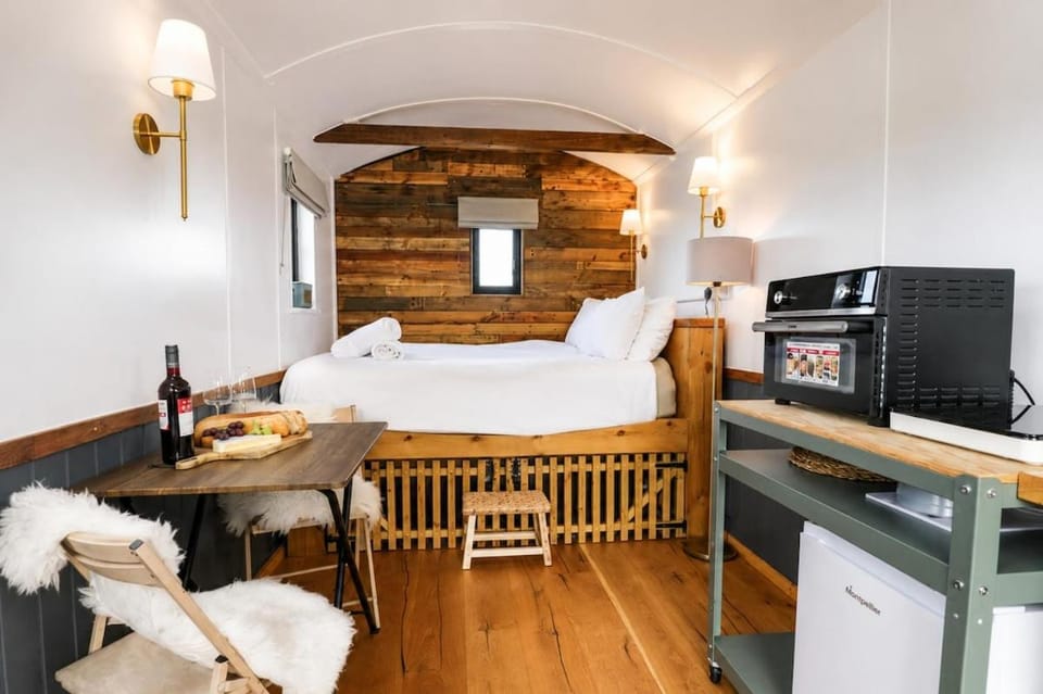 Bed, Bedroom, oven, pet friendly