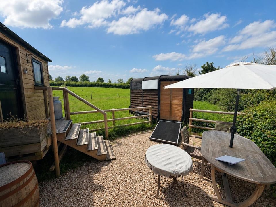 Shower, Property building, Garden, Bathroom, View (from property/room)
