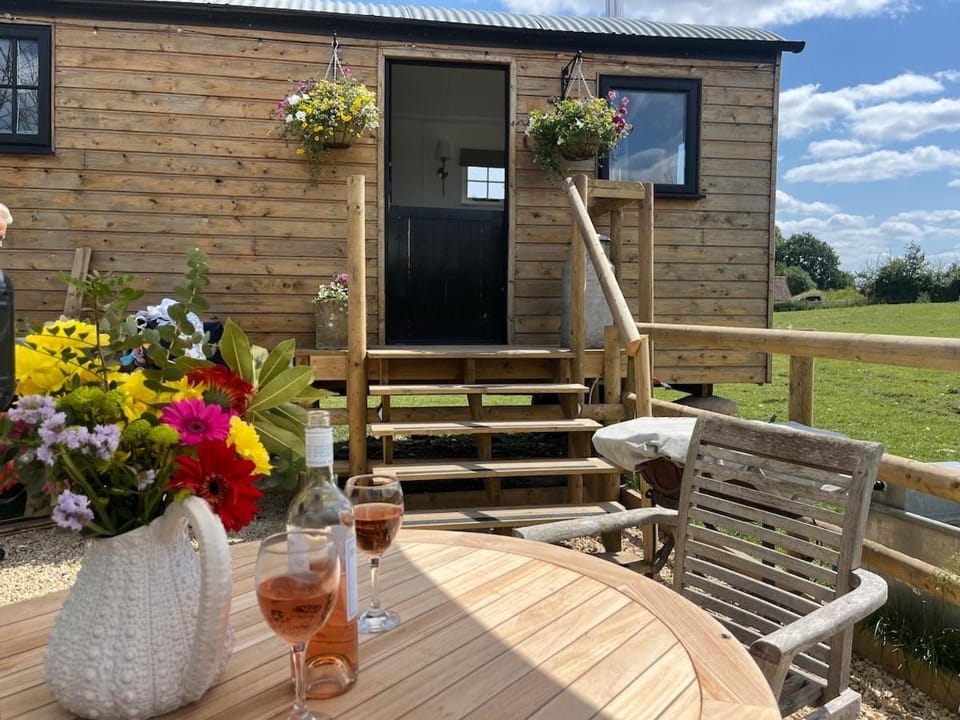 Property building, Spring, Day, Garden, Food and drinks, Dining area, Garden view