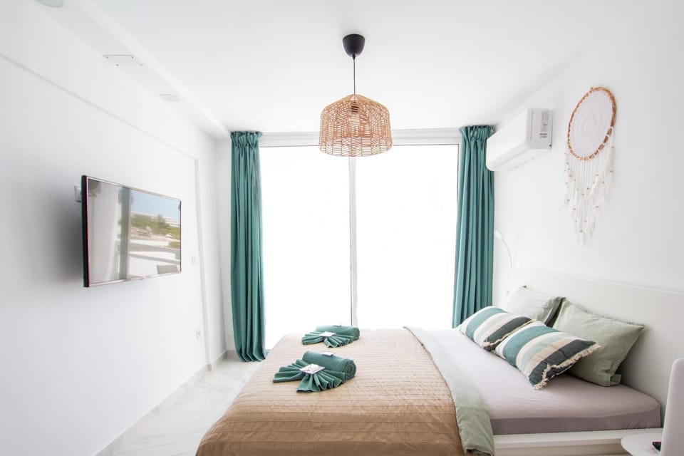 Bed, TV and multimedia, Bedroom