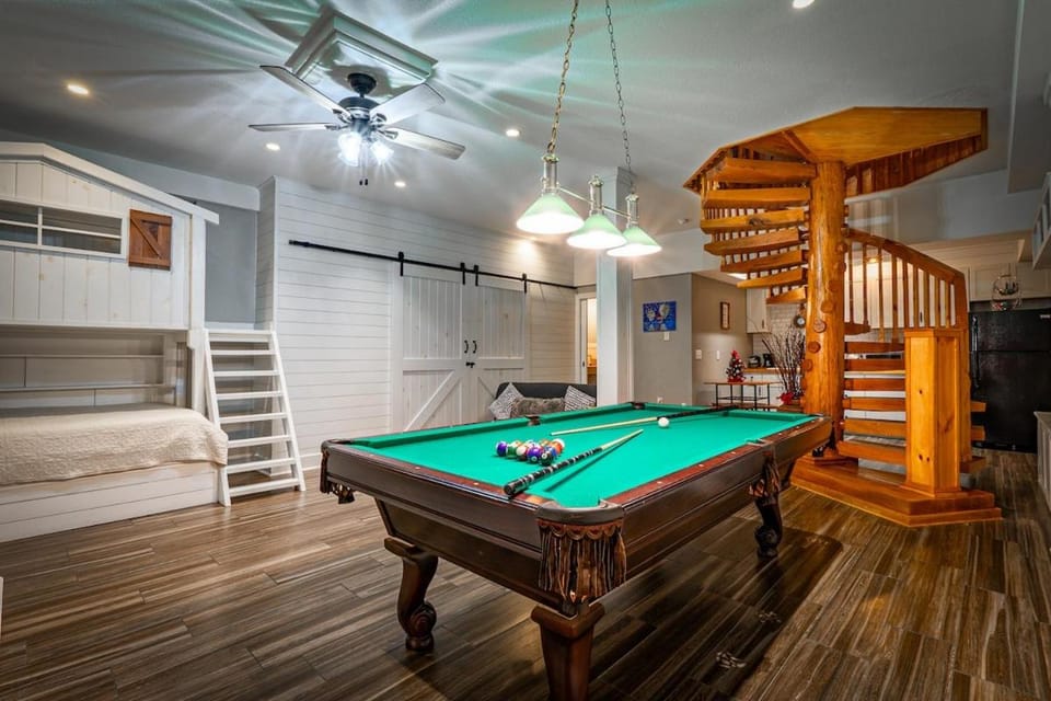 Billiard, Game Room