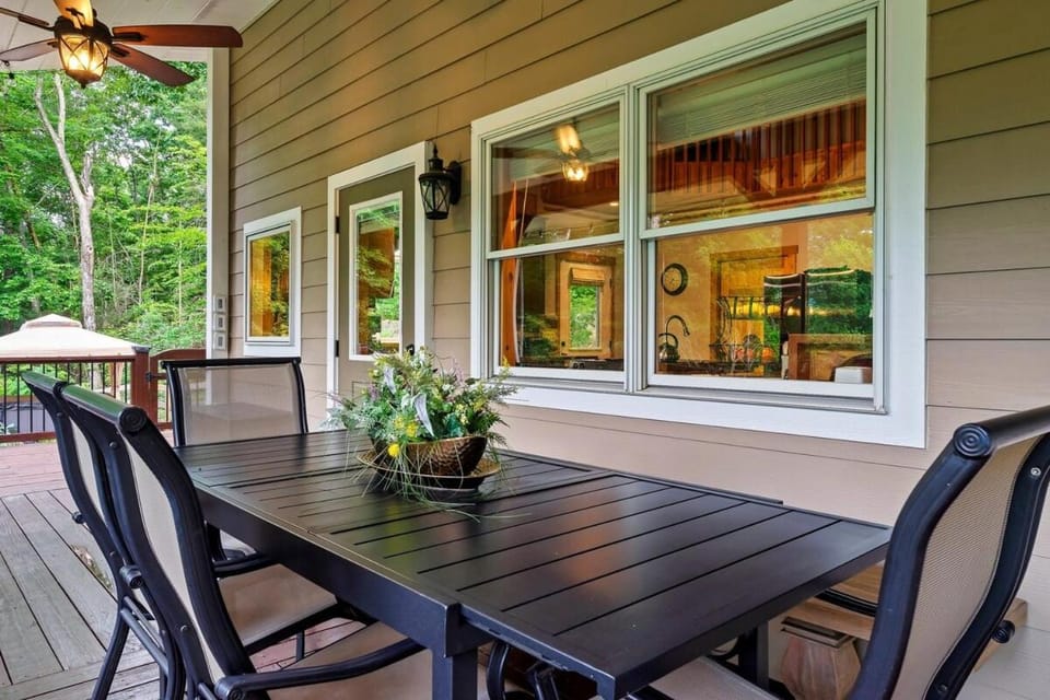 Patio, Dining area, Meals, Family