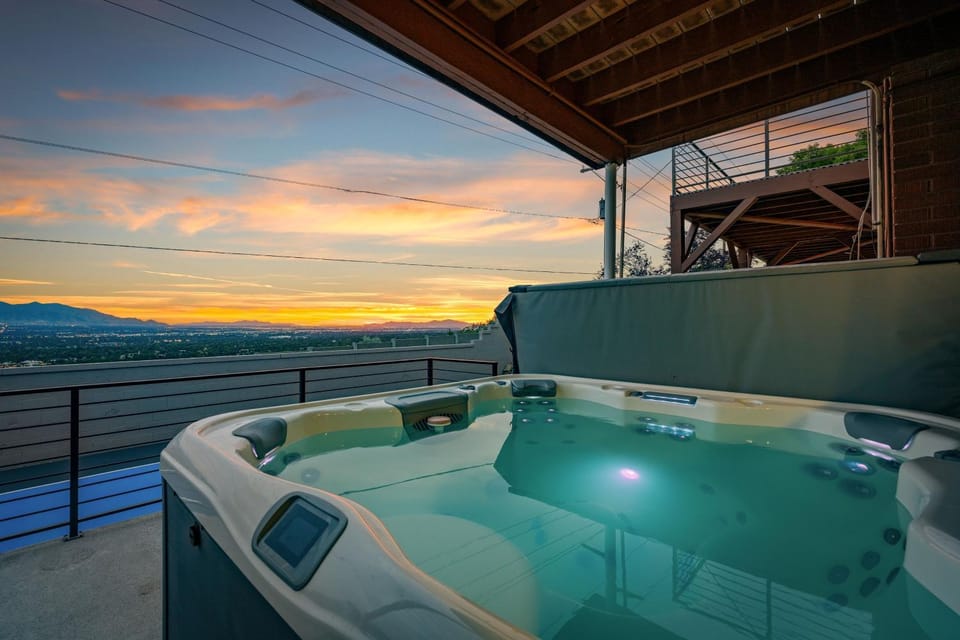 All-New Luxe Stay Views, Sauna & Hot Tub villa Villa in Holladay