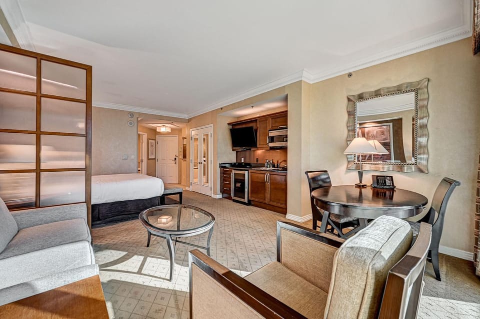 Bed, TV and multimedia, Kitchen or kitchenette, Living room, Photo of the whole room, Seating area