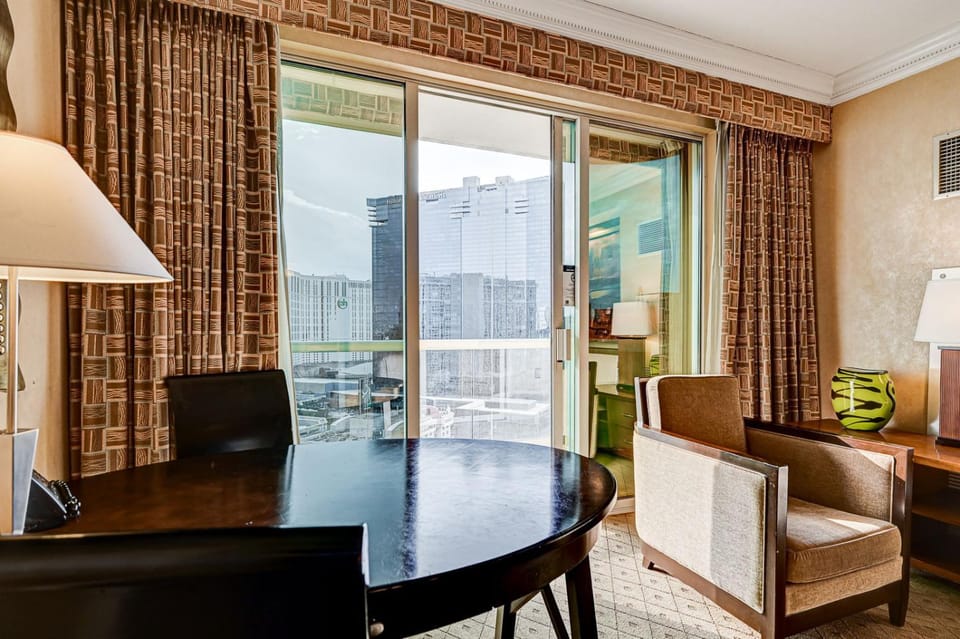 View (from property/room), Balcony/Terrace, Dining area, City view