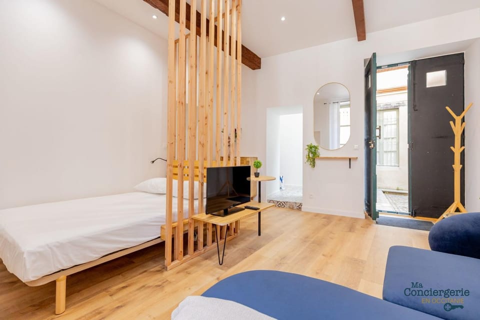Bed, Photo of the whole room