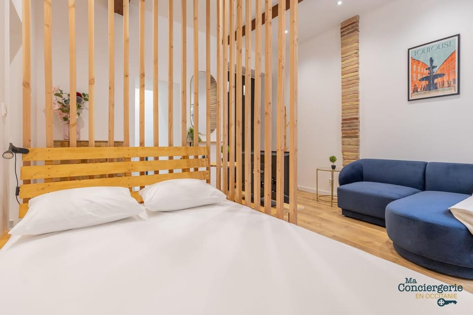Bed, Living room, Photo of the whole room