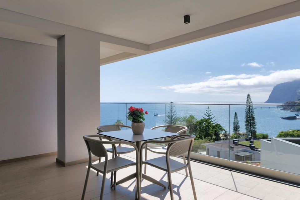 Natural landscape, View (from property/room), Balcony/Terrace, Dining area