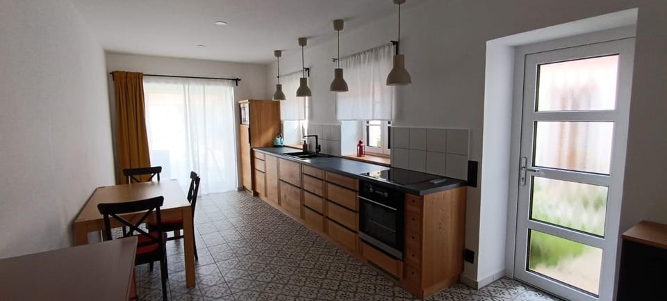 Facade/entrance, Kitchen or kitchenette, Photo of the whole room, Dining area, Food, Garden view, dishwasher, stove