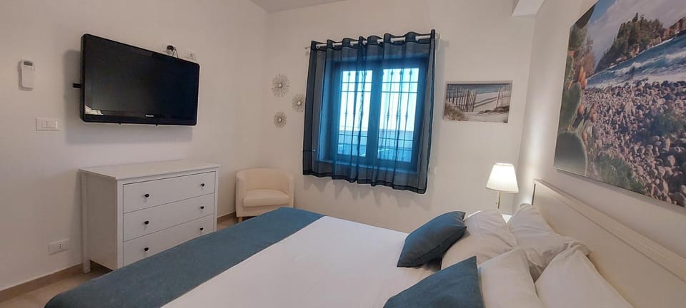 Communal lounge/ TV room, Bed, TV and multimedia, Photo of the whole room, Evening entertainment, Bedroom