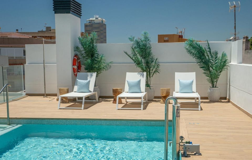Patio, Day, Swimming pool, sunbed
