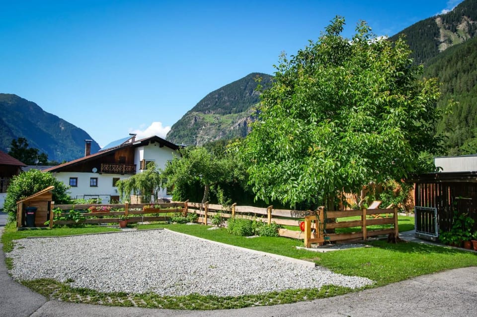 Garden, Garden, Parking