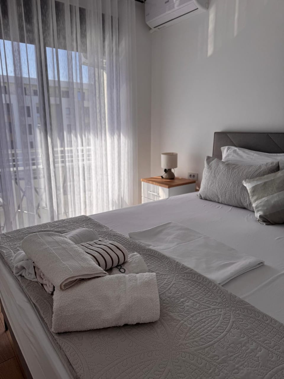 Bed, Bedroom, air conditioner