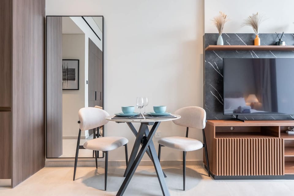 Kitchen or kitchenette, Living room, Seating area, Dining area